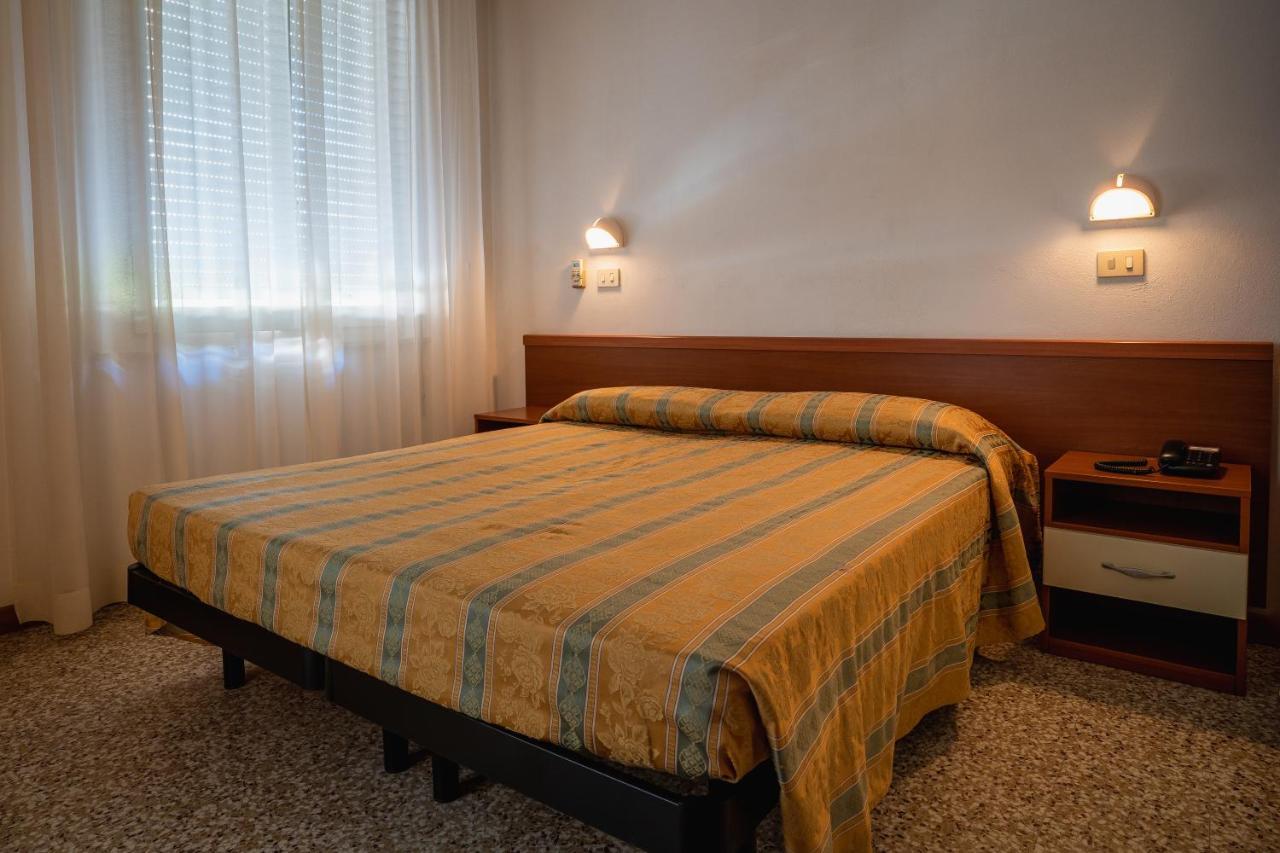 Hotel Happy Милано Мартима Екстериор снимка